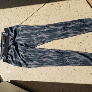 𝅺SOFFE dri low rise leggings women's size small black gray excellent condition